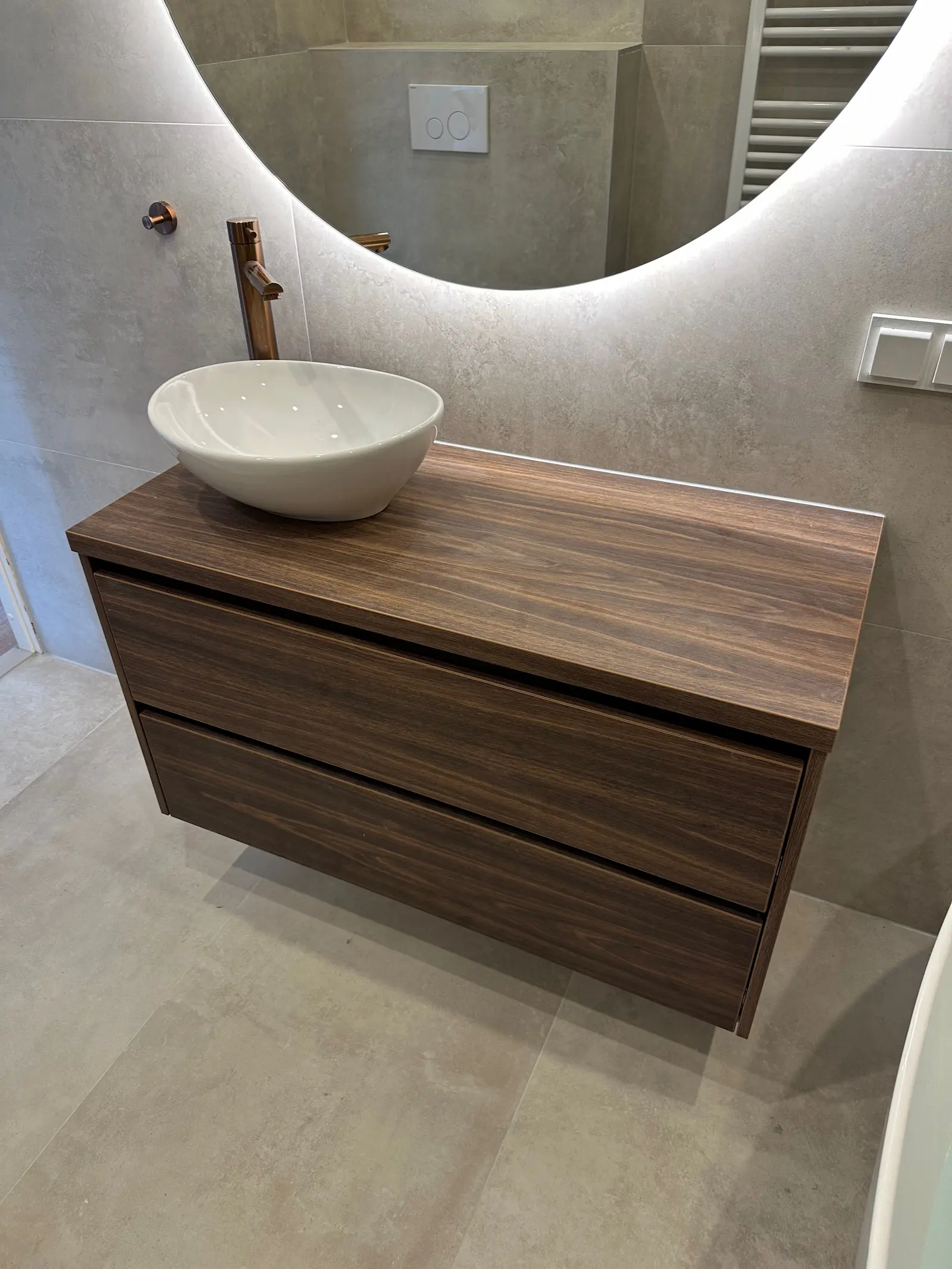 Cabana Oak badmeubel met witte opbouwwaskom, bronzen kraan en ronde LED-spiegel