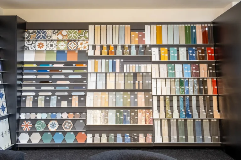 renova-badkamershowroom-capelle-kleurrijke-tegelwand