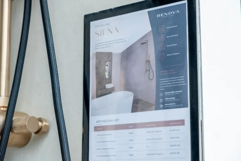 Informatiebord met ontwerp en materialenlijst van badkameropstelling Siena in de Renova badkamershowroom