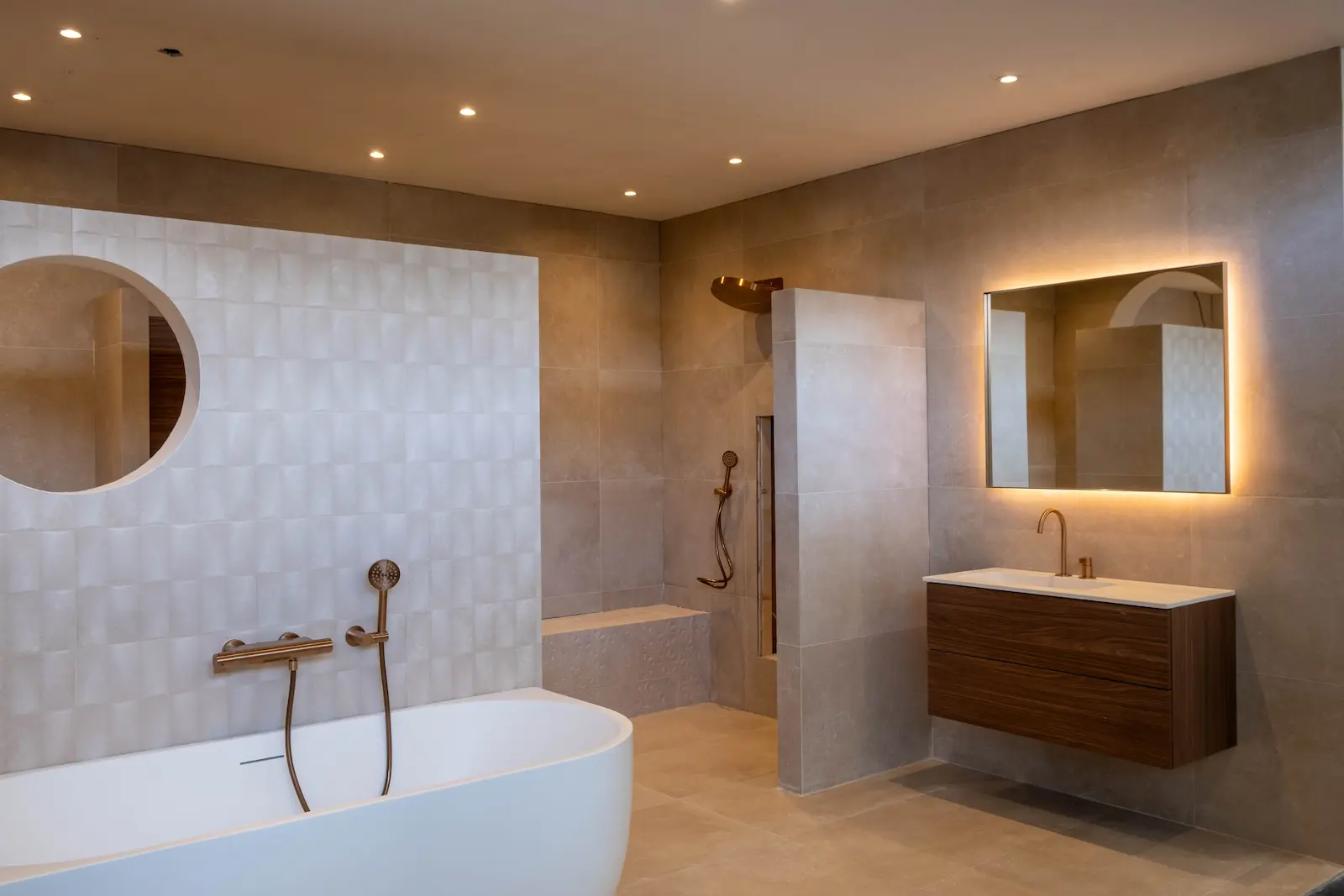 Beige badkamer met vrijstaand bad, inloopdouche en houten badmeubel