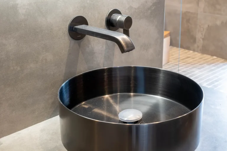 Detail van een zwarte waskom met inbouwkraan in de Renova badkamershowroom in Capelle aan den IJssel