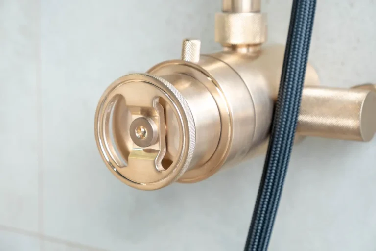 renova-showroom-geborsteld-brons-douchekraan-detail