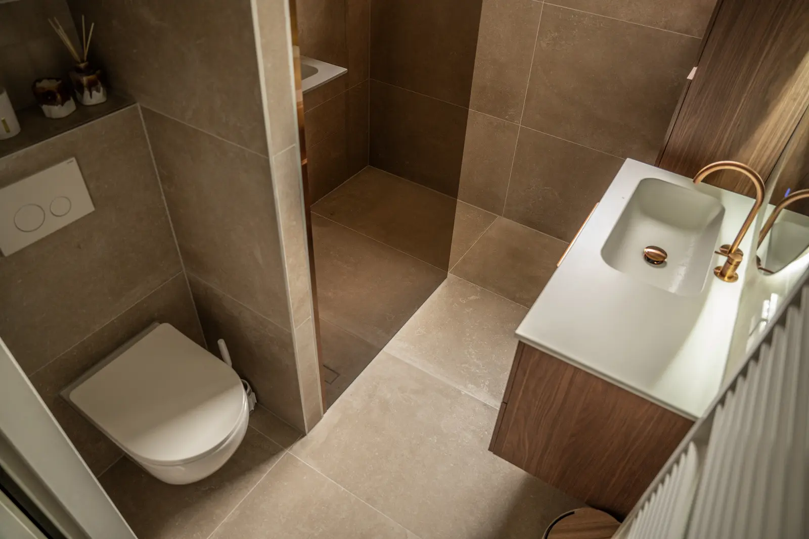 Complete badkamerrenovatie in Spijkenisse met inloopdouche, hangtoilet en walnoot badmeubel