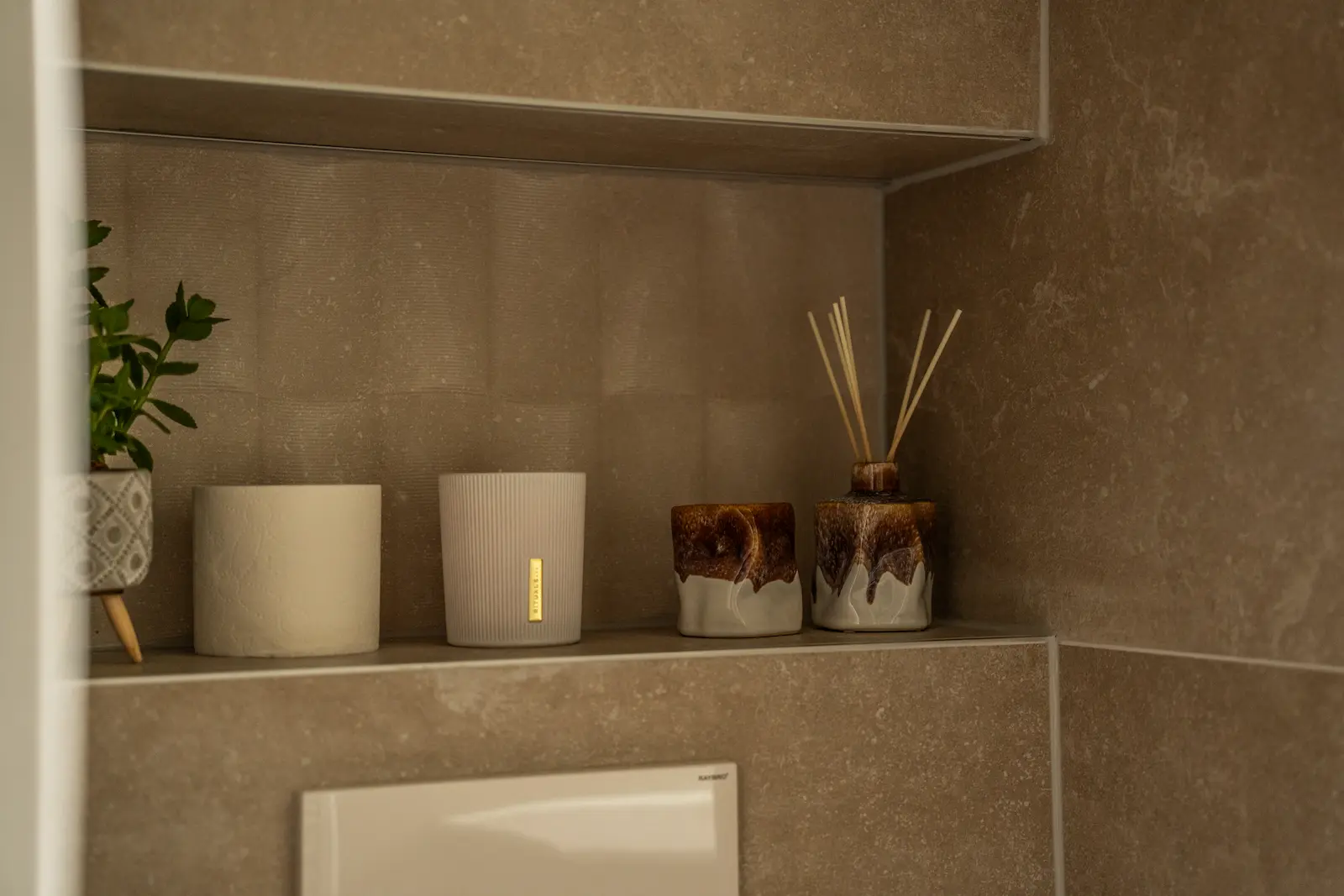 Ingebouwde nis boven het hangtoilet in een gerenoveerde badkamer in Spijkenisse