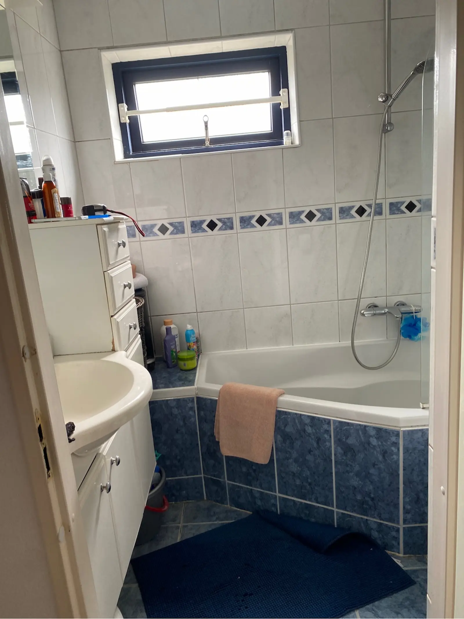 Verouderde badkamer met ligbad vóór complete badkamerrenovatie in Rozenburg