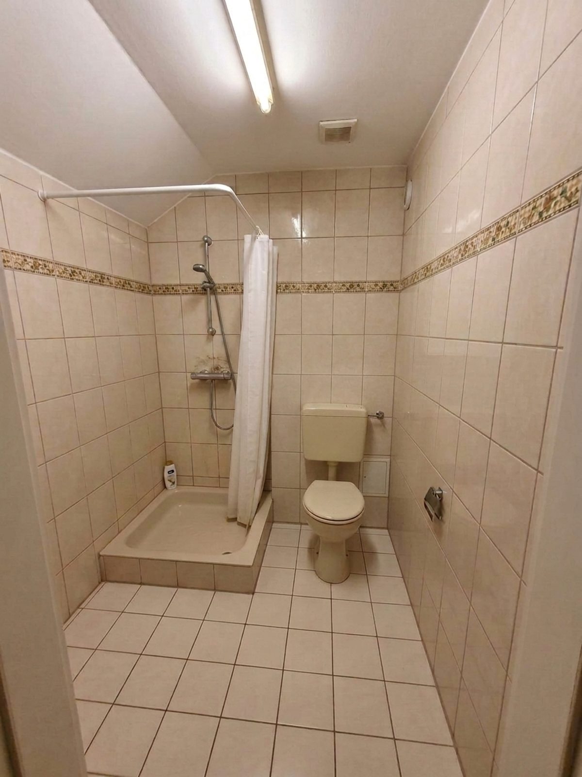 Impressie van de oude situatie van de badkamer, vóór de renovatie (geen echte foto)