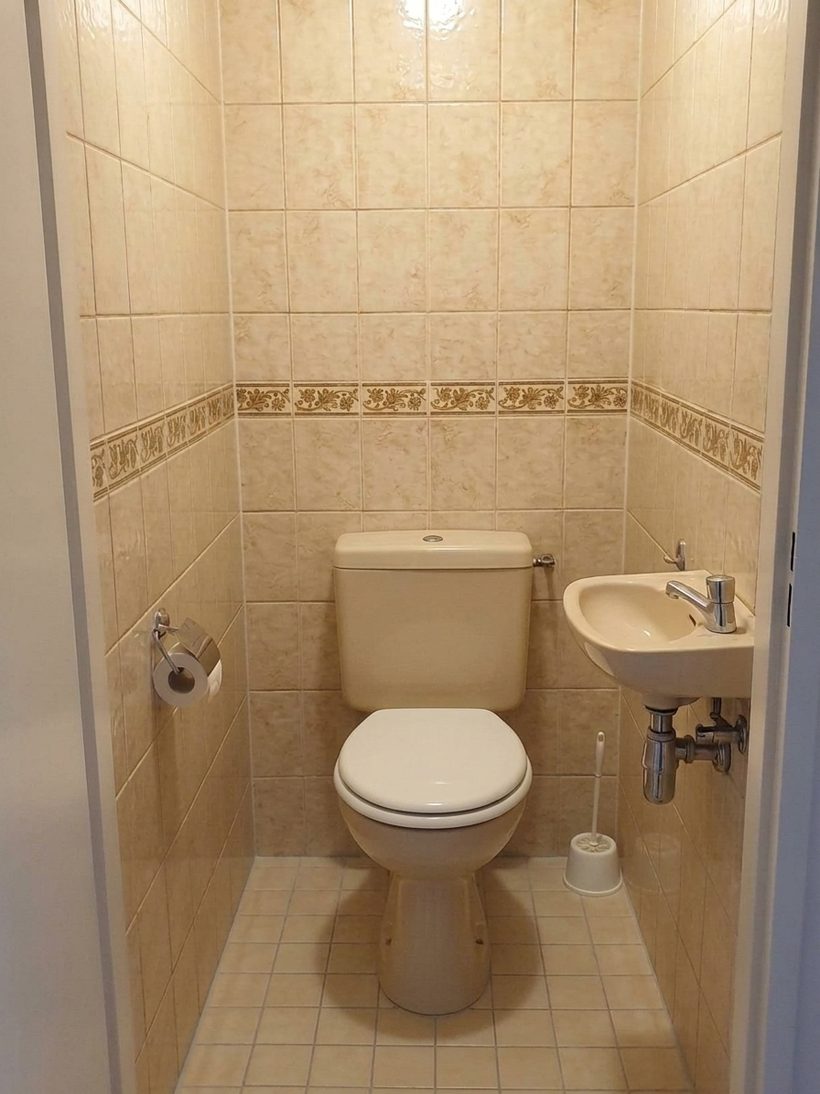 Impressie van de oude situatie van het toilet, vóór de renovatie (geen echte foto)